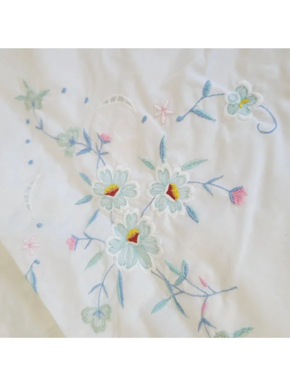 Vintage Linen Tablecloth Peacock Set With Embroidered Daisies Perma Press *READ*